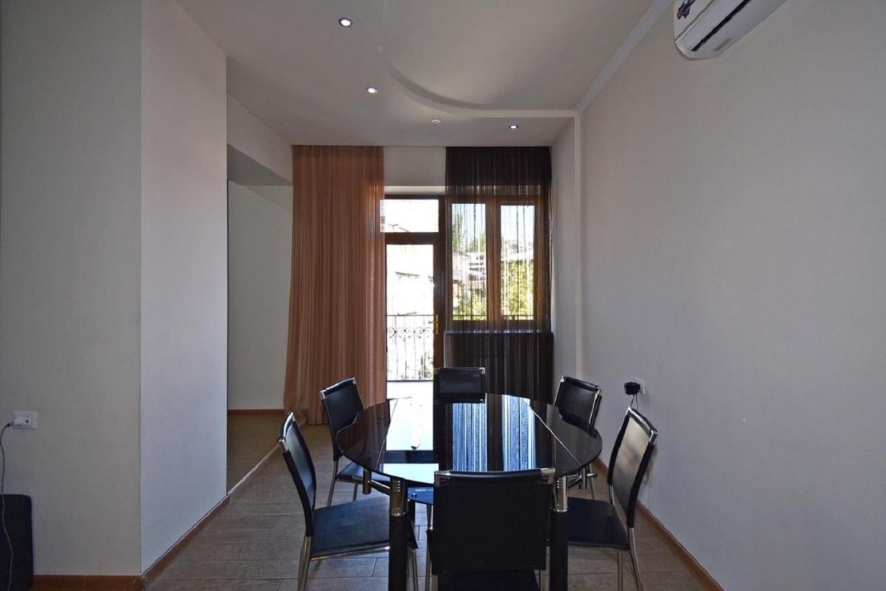 Tumanyan Street 3 Bedroom Deluxe Apartment With Large Balcony Tm662 Yerevan Exterior photo