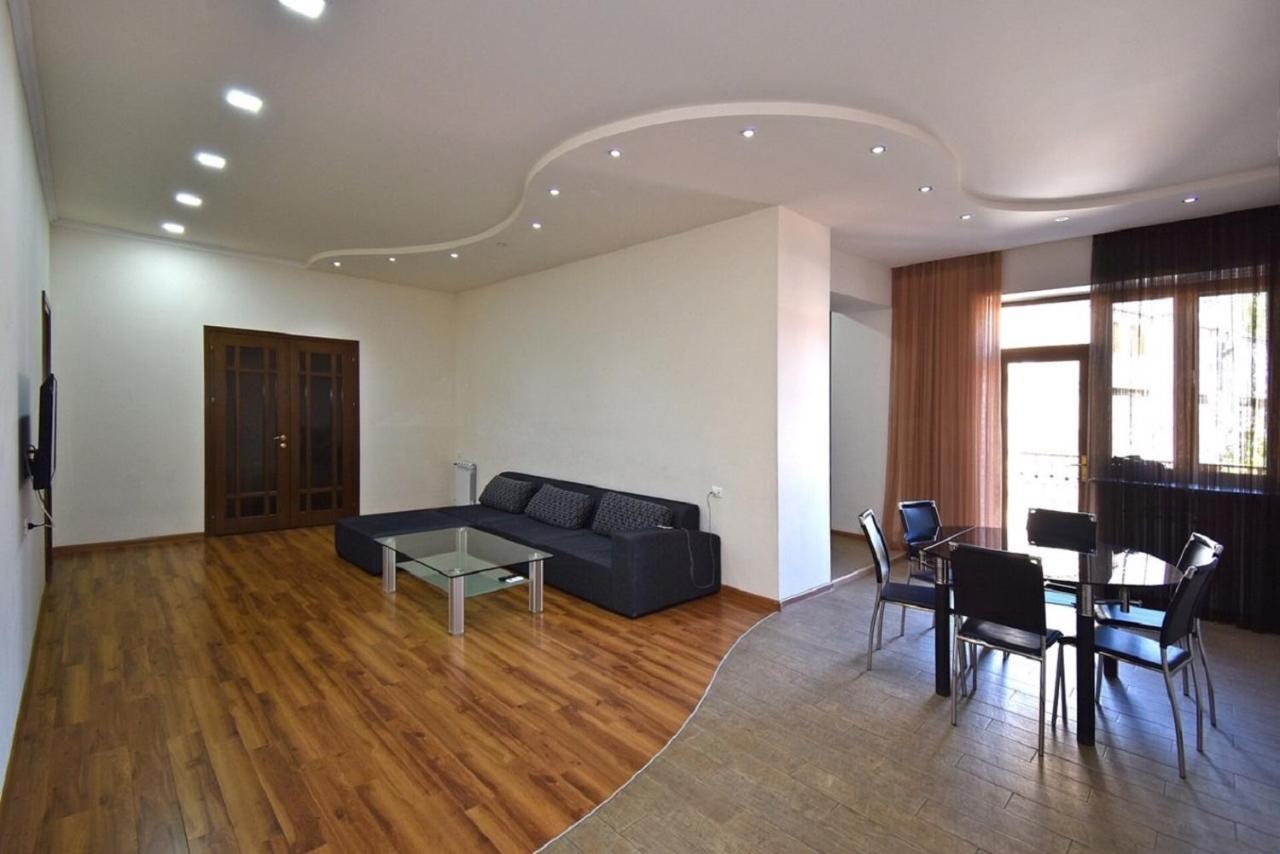 Tumanyan Street 3 Bedroom Deluxe Apartment With Large Balcony Tm662 Yerevan Exterior photo