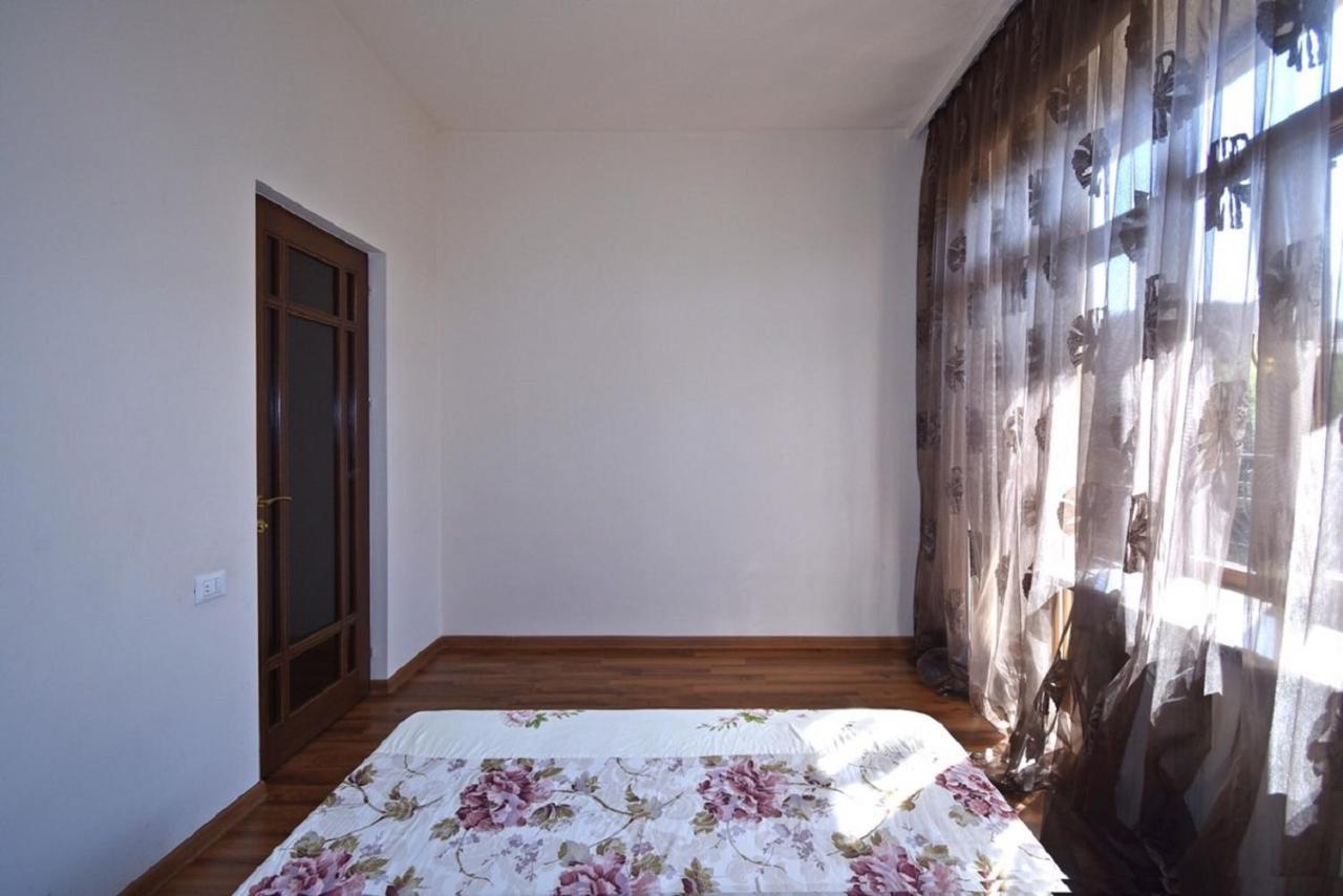 Tumanyan Street 3 Bedroom Deluxe Apartment With Large Balcony Tm662 Yerevan Exterior photo