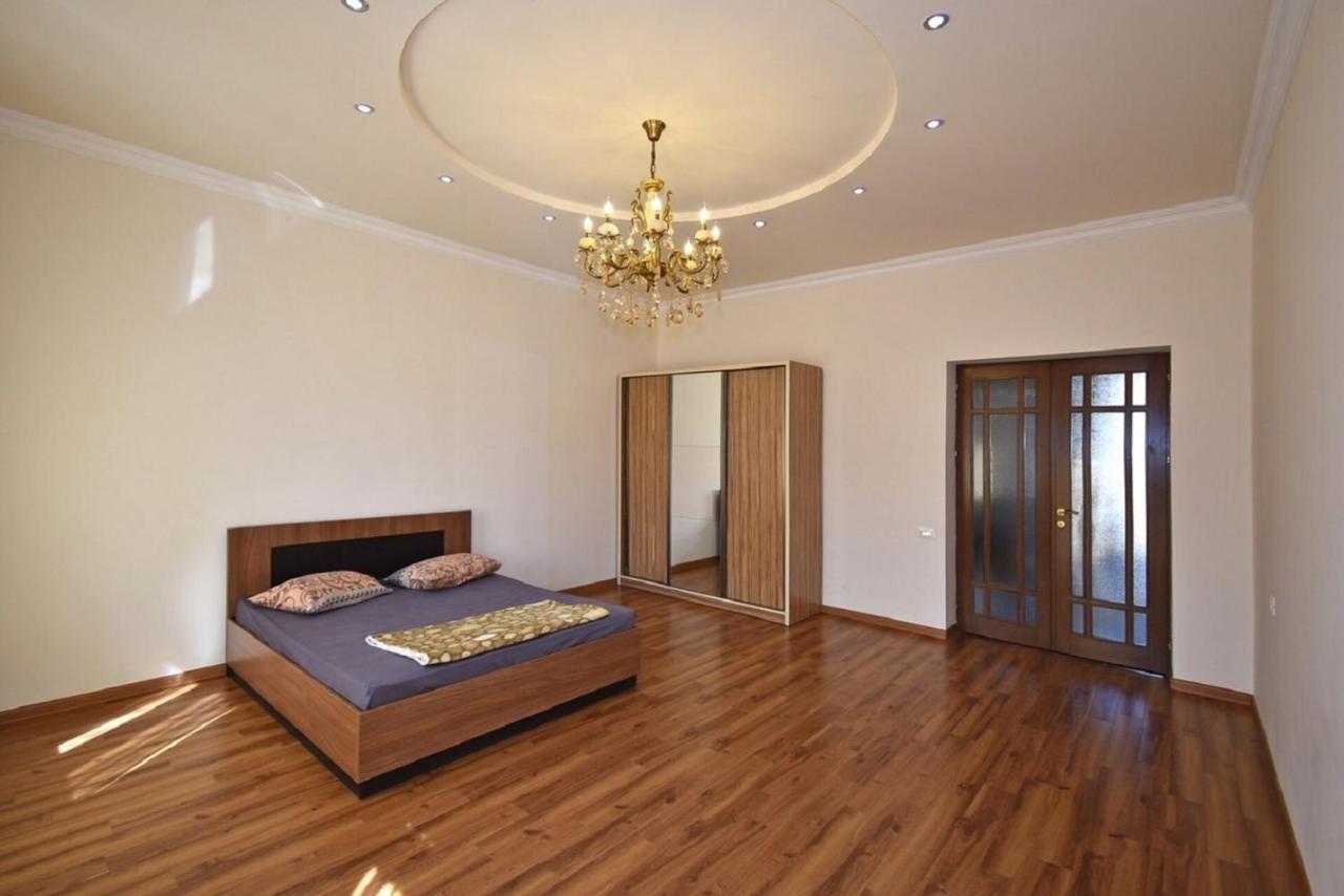 Tumanyan Street 3 Bedroom Deluxe Apartment With Large Balcony Tm662 Yerevan Exterior photo